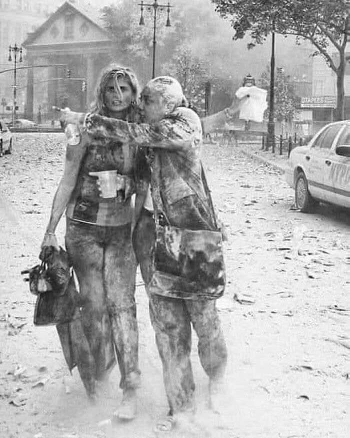 Mujeres cubiertas de polvo caminando por una calle, mostrando un lado distinto de la historia en foto intensa y memorable.
