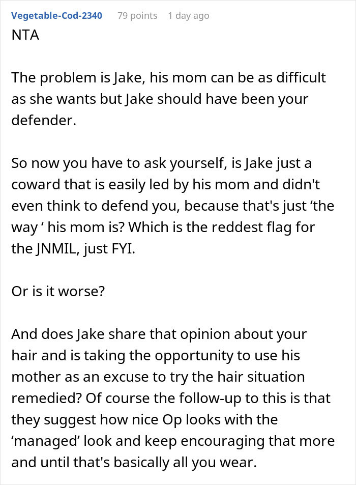 Comment discussing a woman refusing to cut her hair for her boyfriend&rsquo;s mom, highlighting relationship and hair conflict.