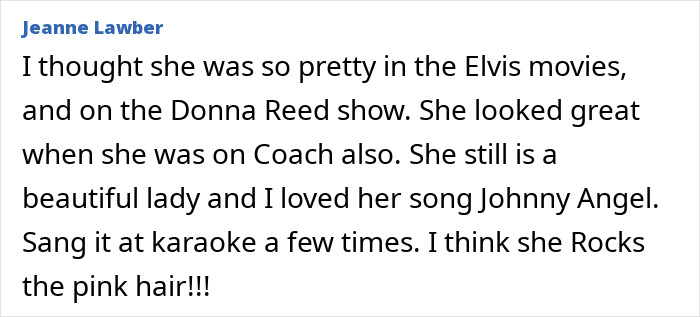 Iconic sitcom legend, 81, with pink hair in a rare public outing, surprising fans with an unrecognizable new look.