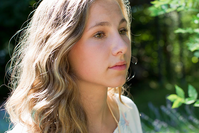 Teen Breaks Down As Family Puts Her In Economy, Fly Business Themselves Teen Breaks Down As Family Puts Her In Economy, Fly Business Themselves