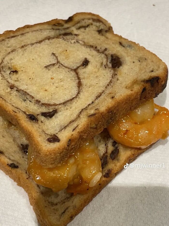 Shrimp sandwich made with raisin bread, an unusual and unappetizing combination in disgusting food pics.