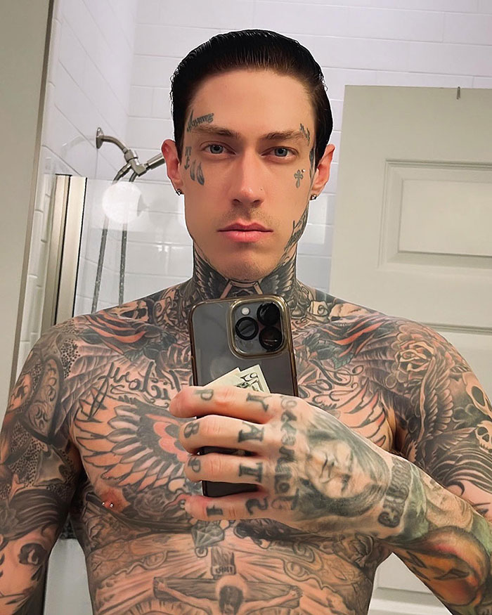 Trace Cyrus taking a mirror selfie showing tattoos with claims involving pregnancies, abortion, and cancer accusations.