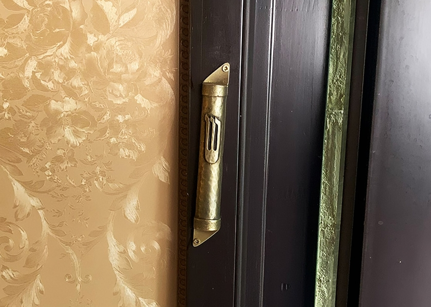Mezuzah on doorframe representing Jewish traditions triggering woman&rsquo;s OCD in shared living space.
