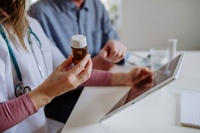 Woman Points Out Why Medicine In Europe Is Not Sold In Bottles Like In The U.S., Sparks A Debate Woman Points Out Why Medicine In Europe Is Not Sold In Bottles Like In The U.S., Sparks A Debate