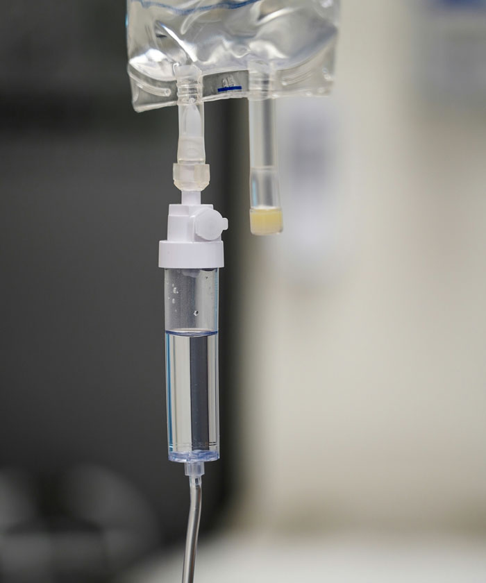 Goteo intravenoso transparente en hospital, representación visual de hospitales y errores médicos graves.