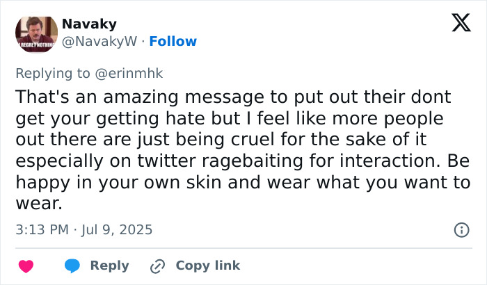 Tweet replying with support for a plus-size model clapping back at fatphobic critics, promoting self-confidence and body positivity.