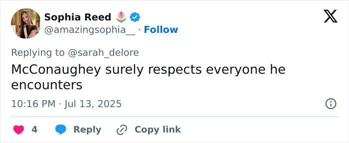 Screenshot of a tweet praising Matthew McConaughey as a gentleman for his gesture to British royalty at Wimbledon.