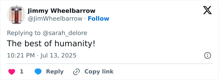 Tweet screenshot showing user praising Matthew McConaughey as a gentleman for his gesture towards British royalty at Wimbledon final.