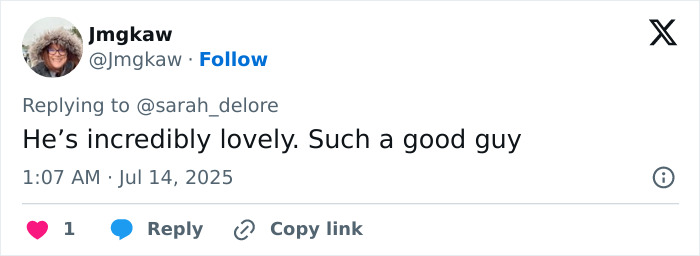 Tweet praising Matthew McConaughey as a gentleman for his kind gesture towards British royalty at Wimbledon final.