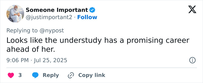 Screenshot of a tweet commenting on Rachel Zegler suddenly exiting Evita mid-show and her understudy receiving an ovation. Screenshot of a tweet commenting on Rachel Zegler suddenly exiting Evita mid-show and her understudy receiving an ovation.