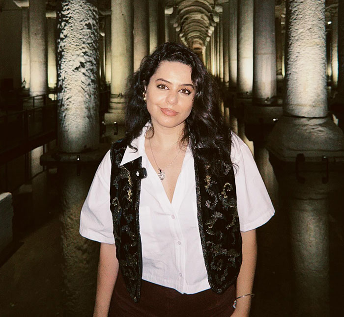 Woman visits family home after 46 years, emotional reunion and surprising discoveries in a historic setting. - 2