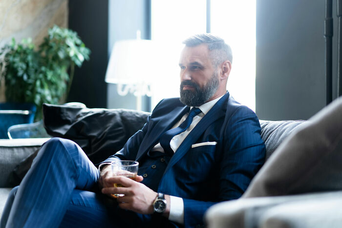 Behind The Gilded Gates: 30 Secrets Only Rich People’s Staff Know