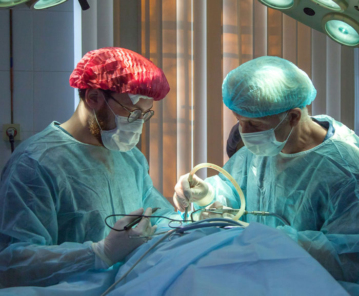 Cirujanos en quirófano realizando procedimiento médico en hospital con posible errores terribles durante la operación.