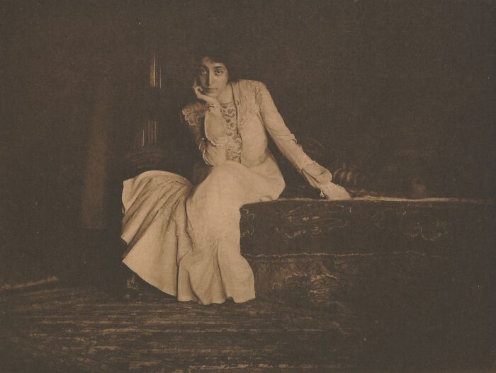 Vintage photo of a woman from the 1900s wearing an elegant dress, showcasing the beauty of women from the era.