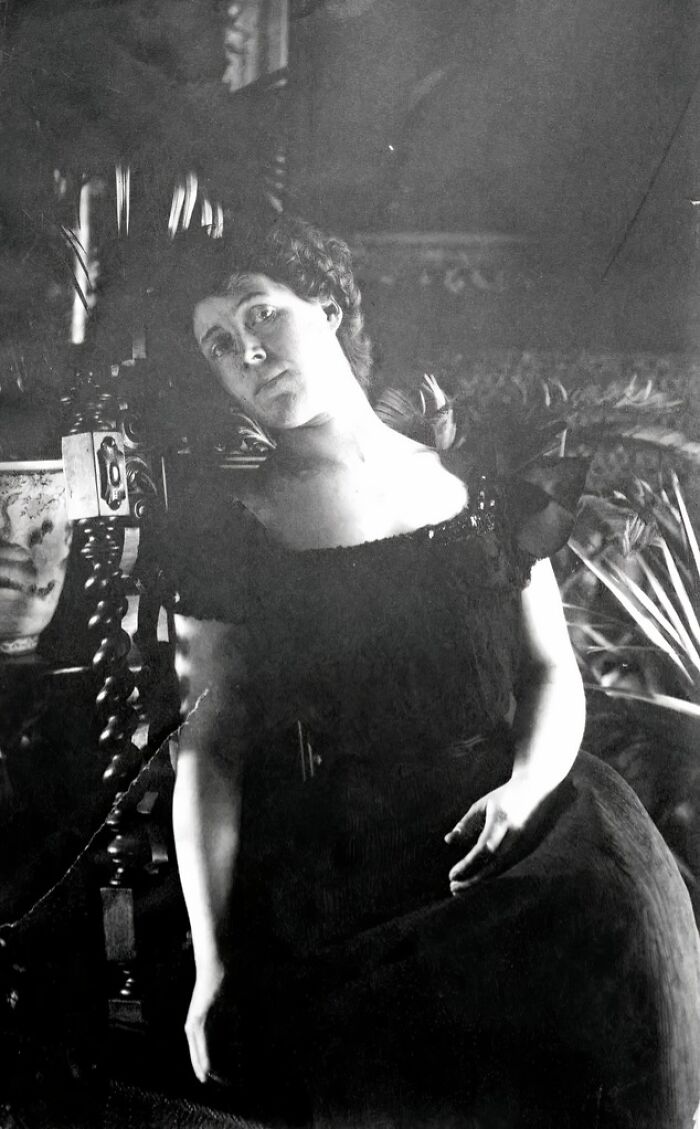 Black and white portrait of a woman from the 1900s showcasing the beauty of women in old photos.