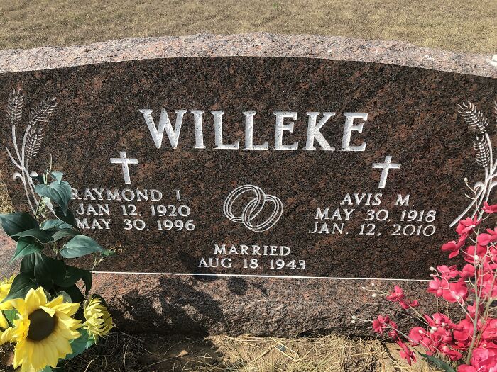 Gravestone with rare coincidences: two crosses, intertwined rings, and matching dates forming a unique photo moment.