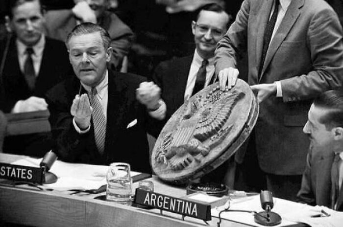 Black and white image of diplomats at a world assembly showcasing unusual and cool world facts in a formal setting