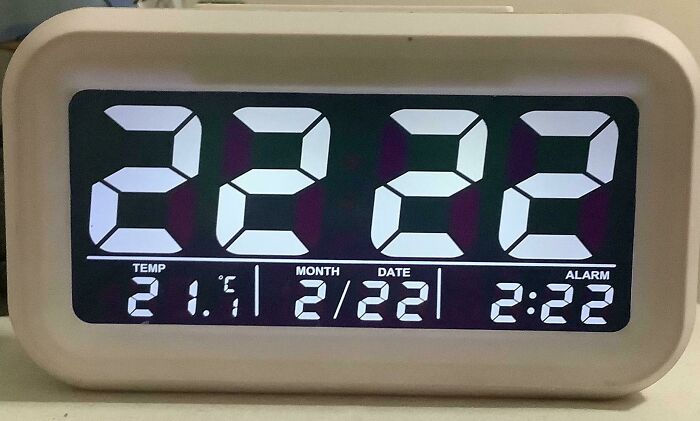 Digital clock displaying repetitive numbers 22:22 with temperature and date, illustrating imperfect things that annoy people.