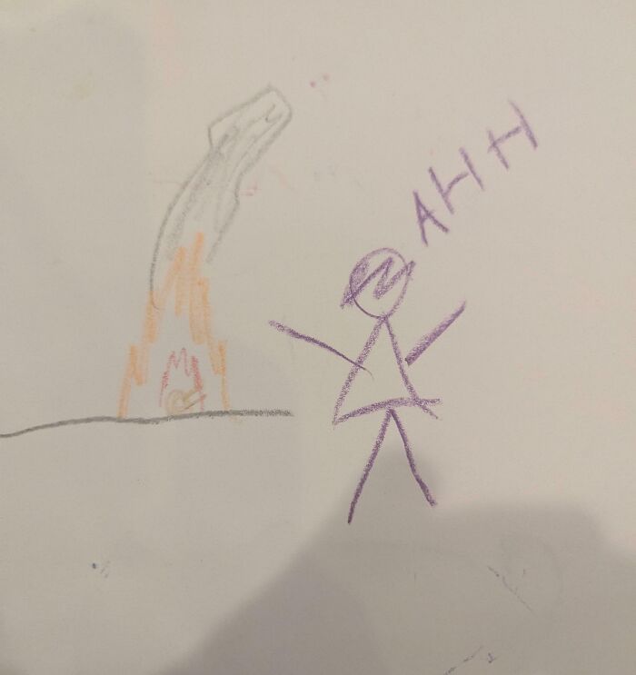 Dibujo infantil con figura de padre y fuego, mostrando momentos divertidos y tiernos de padres en la crianza.