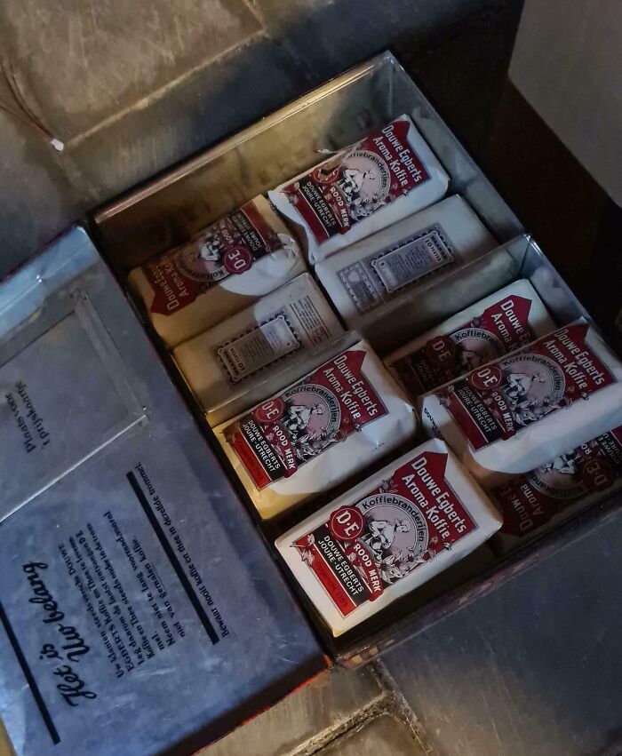 Vintage packages of Douwe Egberts coffee displayed in an old box capturing the essence of life in the 1950s.