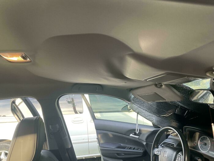 Interior de un coche con techo y parasol derretidos mostrando consecuencias de las olas de calor veraniegas.