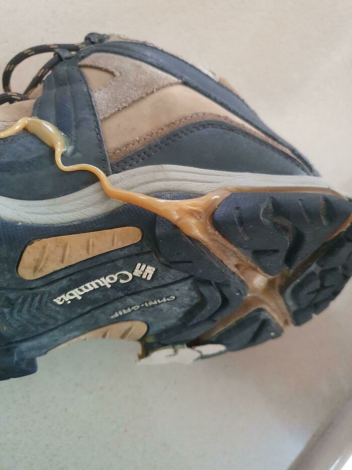 Suela de zapato de senderismo dañada y derretida por las altas temperaturas durante olas de calor veraniegas.