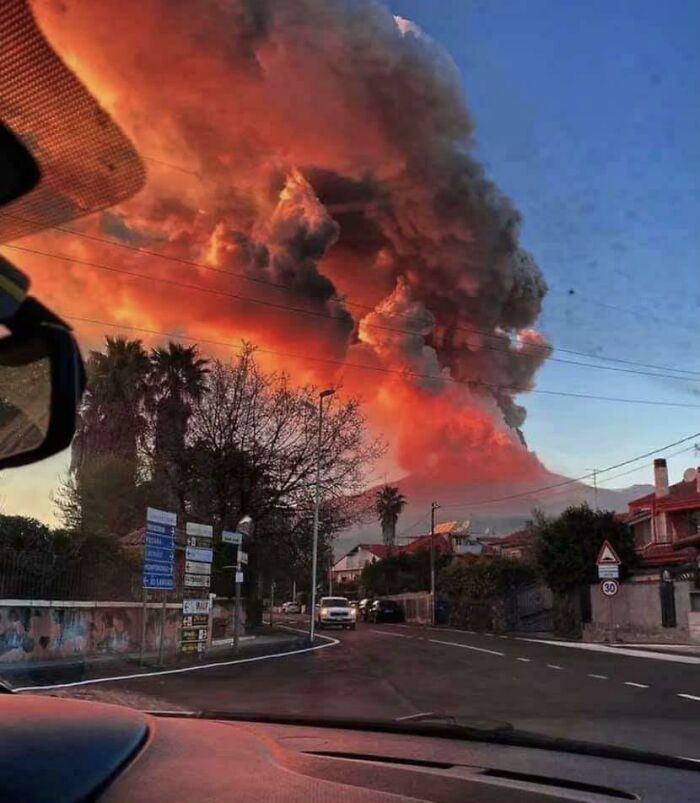 Erupción volcánica imponente con grandes nubes de humo y fuego al atardecer, creación de la madre naturaleza aterradora.