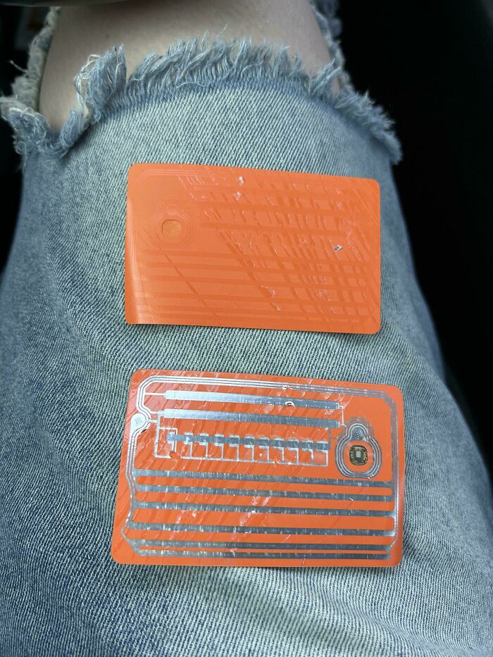 Tarjetas electrónicas dañadas por las consecuencias de las olas de calor veraniegas sobre tela de mezclilla.