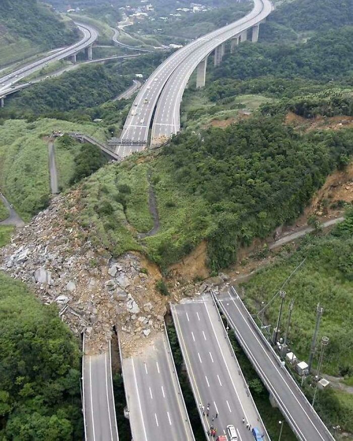 Deslizamiento de tierra impactando la carretera en un paisaje natural que muestra creaciones de la madre naturaleza que dan miedo.
