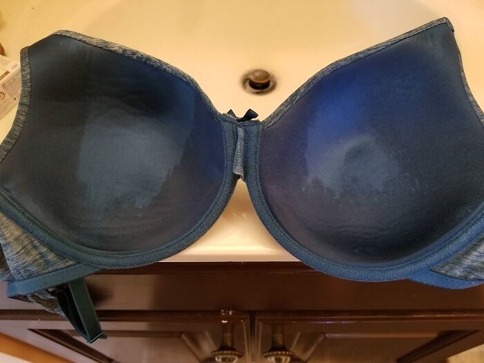 Sostén azul con marcas de sudor visibles, mostrando las consecuencias de las olas de calor veraniegas en ropa.