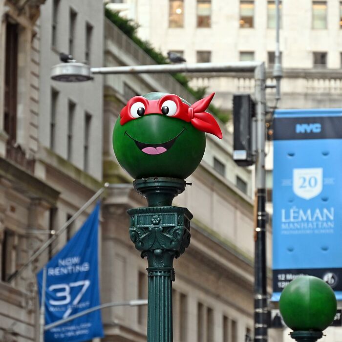 Green street lamp creatively transformed with a Teenage Mutant Ninja Turtles design in public space street art by Frankey.