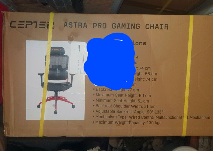 Cepher Astra Pro gaming chair box with straps, example of a delivery where a package fell into ocean or got misplaced.