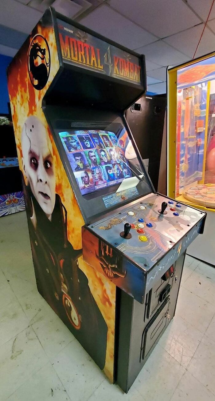 Vintage Mortal Kombat arcade machine with character selection screen, evoking nostalgic posts about growing up in the ’90s.