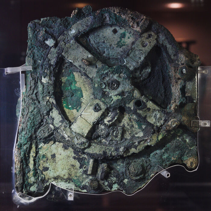 Ancient mechanical device covered in corrosion, an intriguing mystery that still baffles people in history and science.