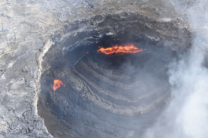 Open Door Helicopter Ride Over Puʻuʻōʻō Crater, Big Island, Hawaii 2017