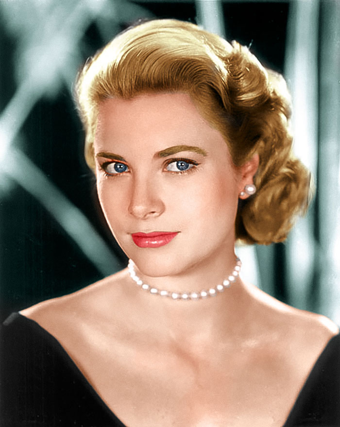 Grace Kelly&rsquo;s granddaughter with classic pearl jewelry and vintage hairstyle at a charity event reviving legendary looks