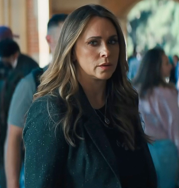 Sarah Michelle Gellar looking serious amid a crowd, relating to her silence about posing with Jennifer Love Hewitt at premiere.