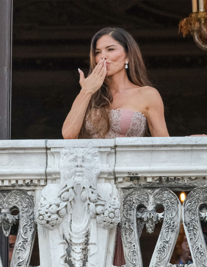 Lauren S&aacute;nchez's Wedding Dress Reportedly Stolen By Mystery Woman