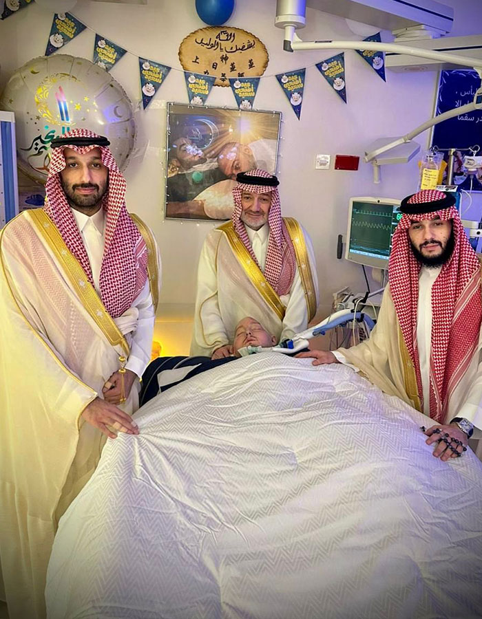Saudi Arabian royals visiting the hospital room of the Sleeping Prince who remained in a coma for two decades. Saudi Arabian royals visiting the hospital room of the Sleeping Prince who remained in a coma for two decades.