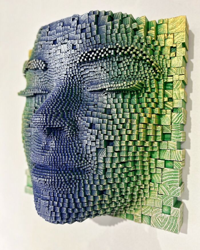 3D wooden face sculpture made of small wooden sticks, showcasing hypnotic and lifelike texture with blue and green colors.