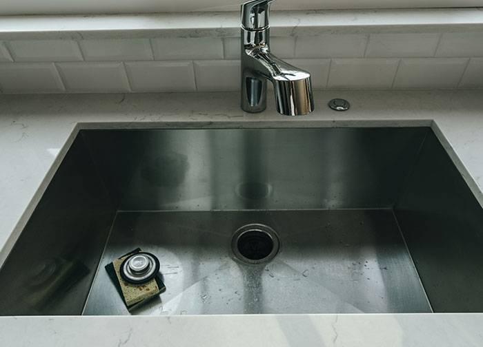 “Just Gross To Me”: 50 People Share Red Flags That They Always Look Out For In People's Homes