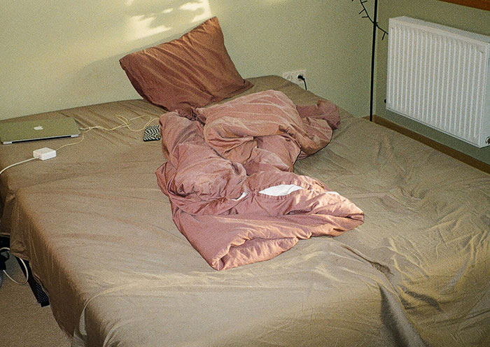 Untidy bed with crumpled sheets and pillow in a bedroom showing home red flags that turn a first date into a last one