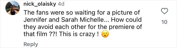 Comment on social media about fans' surprise over Sarah Michelle Gellar not posing with Jennifer Love Hewitt at premiere event