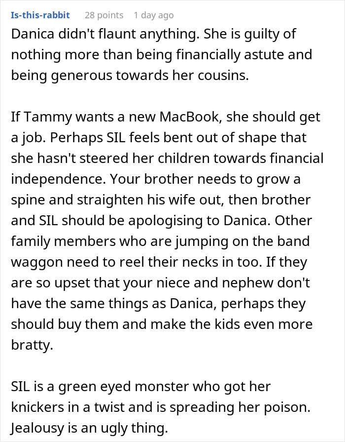 Text post discussing a 21-year-old spending money on family vacation causing jealousy among cousins, highlighting family conflict.