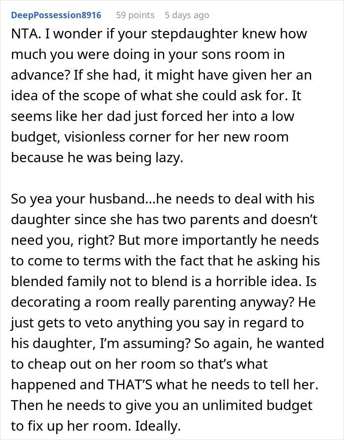 Alt text: Online discussion about mom putting more effort into her son's room than her step-daughter’s in a blended family debate. - 32