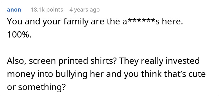Screenshot of a text comment criticizing family bullying and making fun of a woman’s scar with shirts at a gathering. Screenshot of a text comment criticizing family bullying and making fun of a woman’s scar with shirts at a gathering.