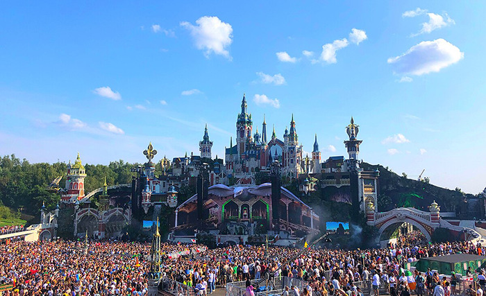 Massive crowd gathered at Tomorrowland main stage before opening, unaware of the fire that would soon engulf the area.