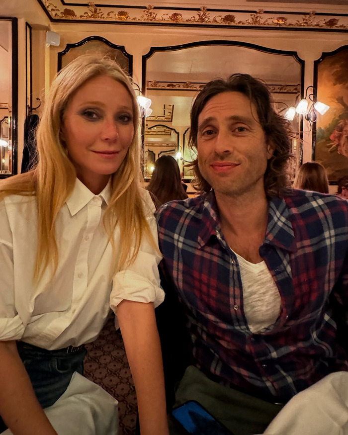Gwyneth Paltrow and a man sitting in a cozy restaurant setting, related to trash-handling skills in cooking video. - 6