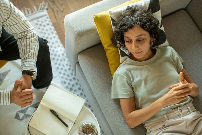 Woman lying on a couch sharing stories with a therapist, reflecting on experiences of people who ran away from home. - 6