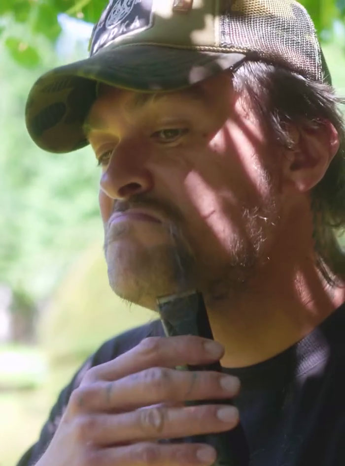 Jason Momoa shaving off his iconic beard outdoors, surprising fans with a dramatic new look for the first time in years. - 4